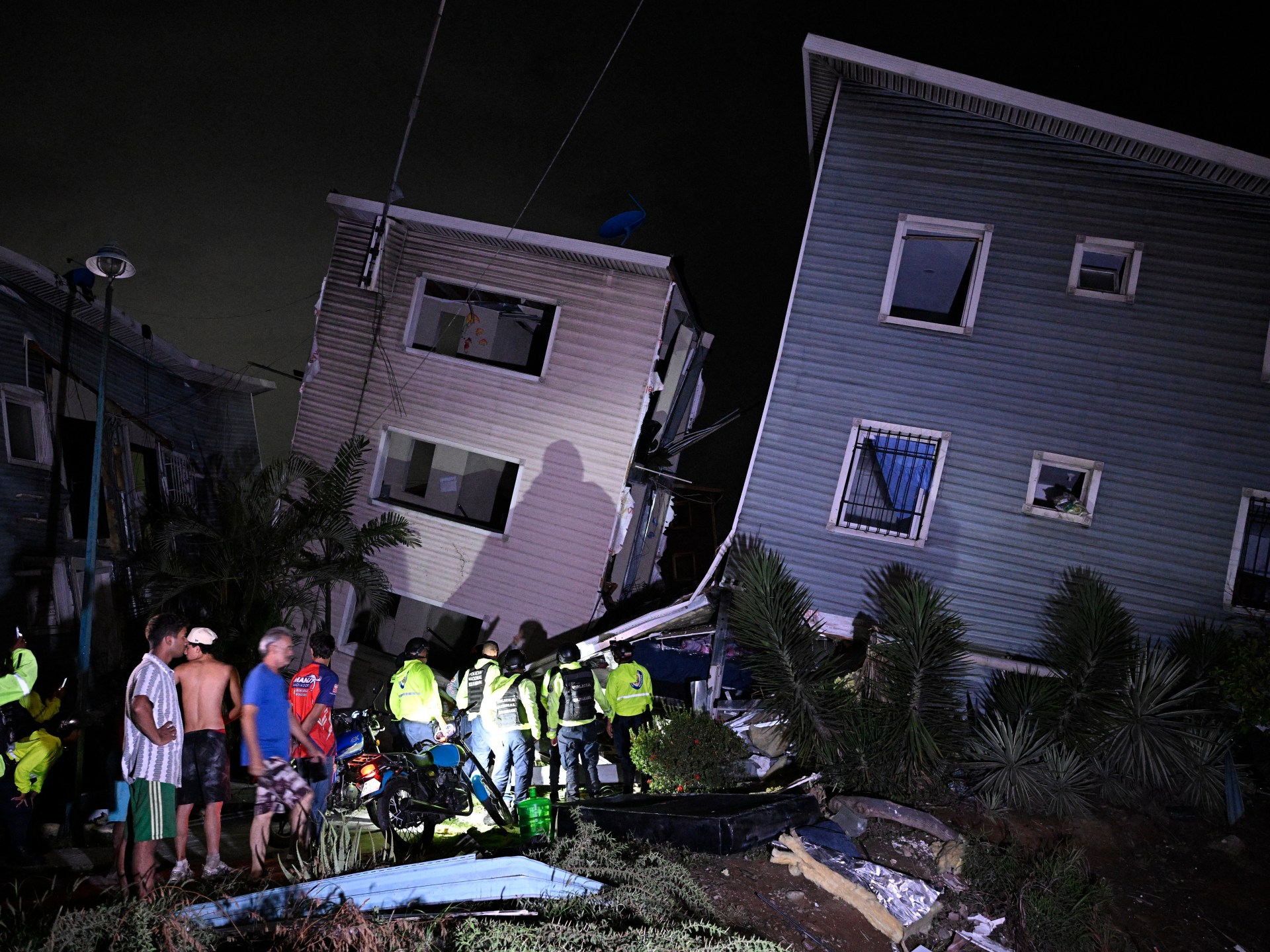 World reacts as devastating Venezuela earthquakes kill at least 32