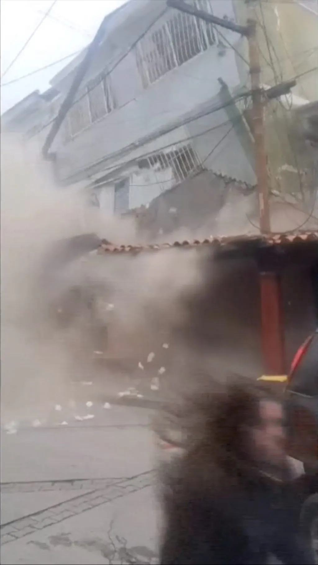 People flee as building collapses on Caracas outskirts