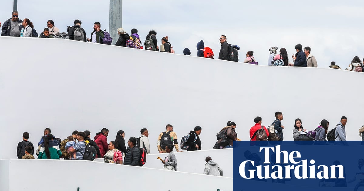 Supreme court lets Trump turn back asylum seekers at US-Mexico border