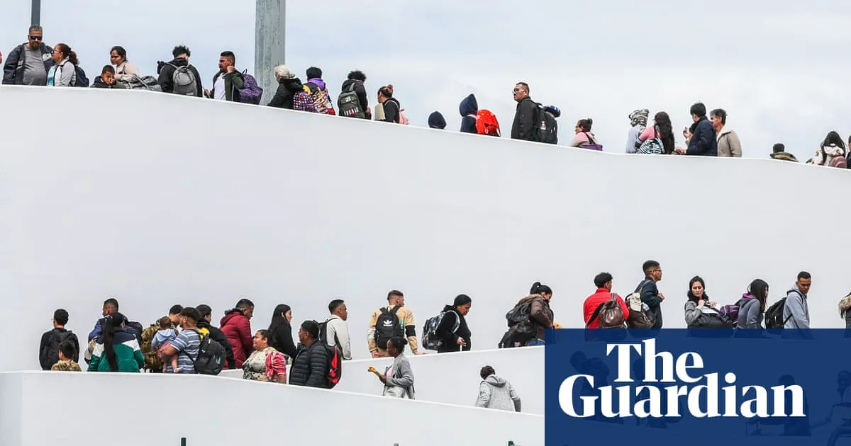 Supreme court lets Trump turn back asylum seekers at US-Mexico border