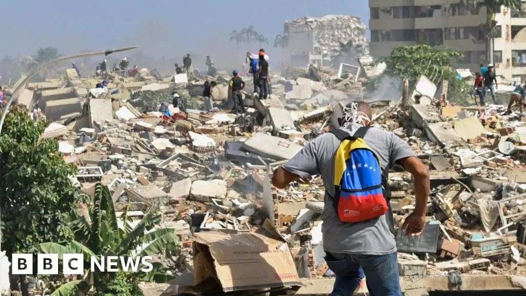 Venezuela earthquakes kill 920 people as families desperate for news