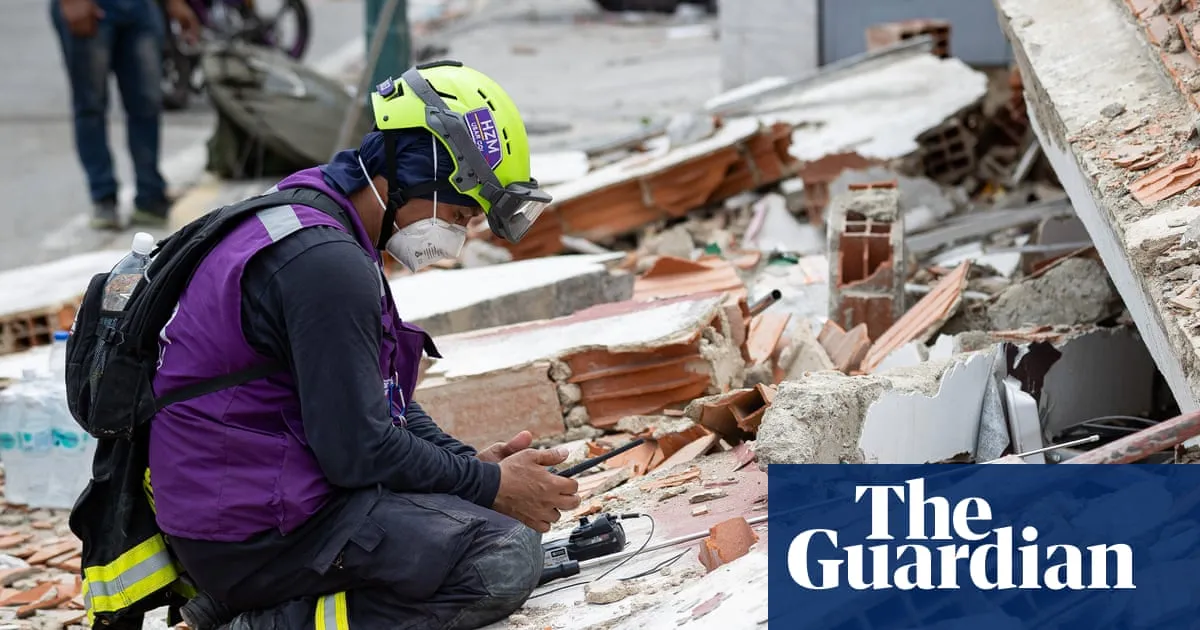 Venezuela earthquake: father and son found alive in rubble after four days as death toll nears 1,500