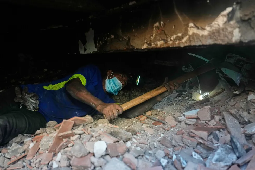 After an earthquake, how long can trapped victims survive?