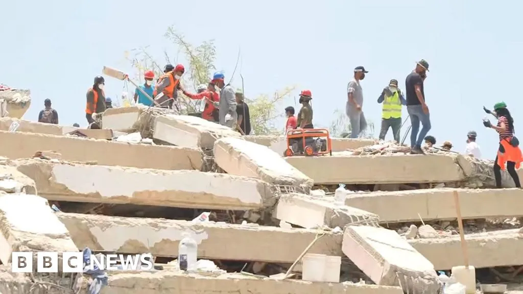 'Hoping beyond hope': Rescue efforts continue at collapsed La Guaira building