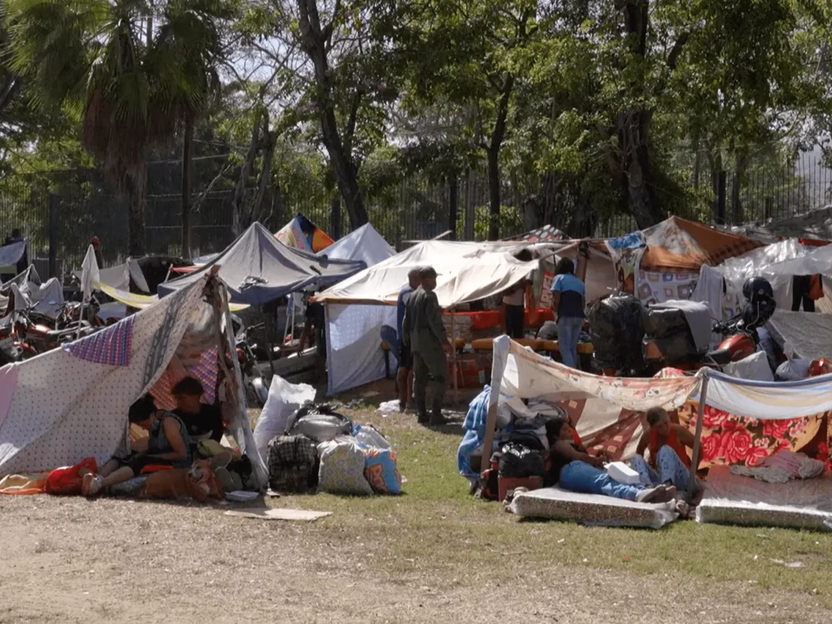 Venezuela earthquake victims shelter at golf course