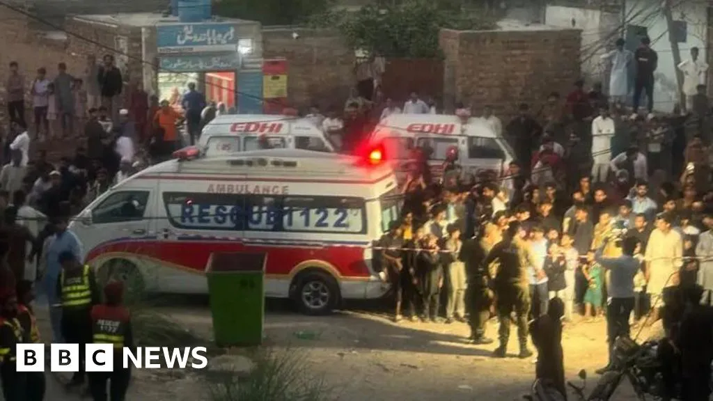 Roof collapse kills 14 children at Pakistan tuition centre