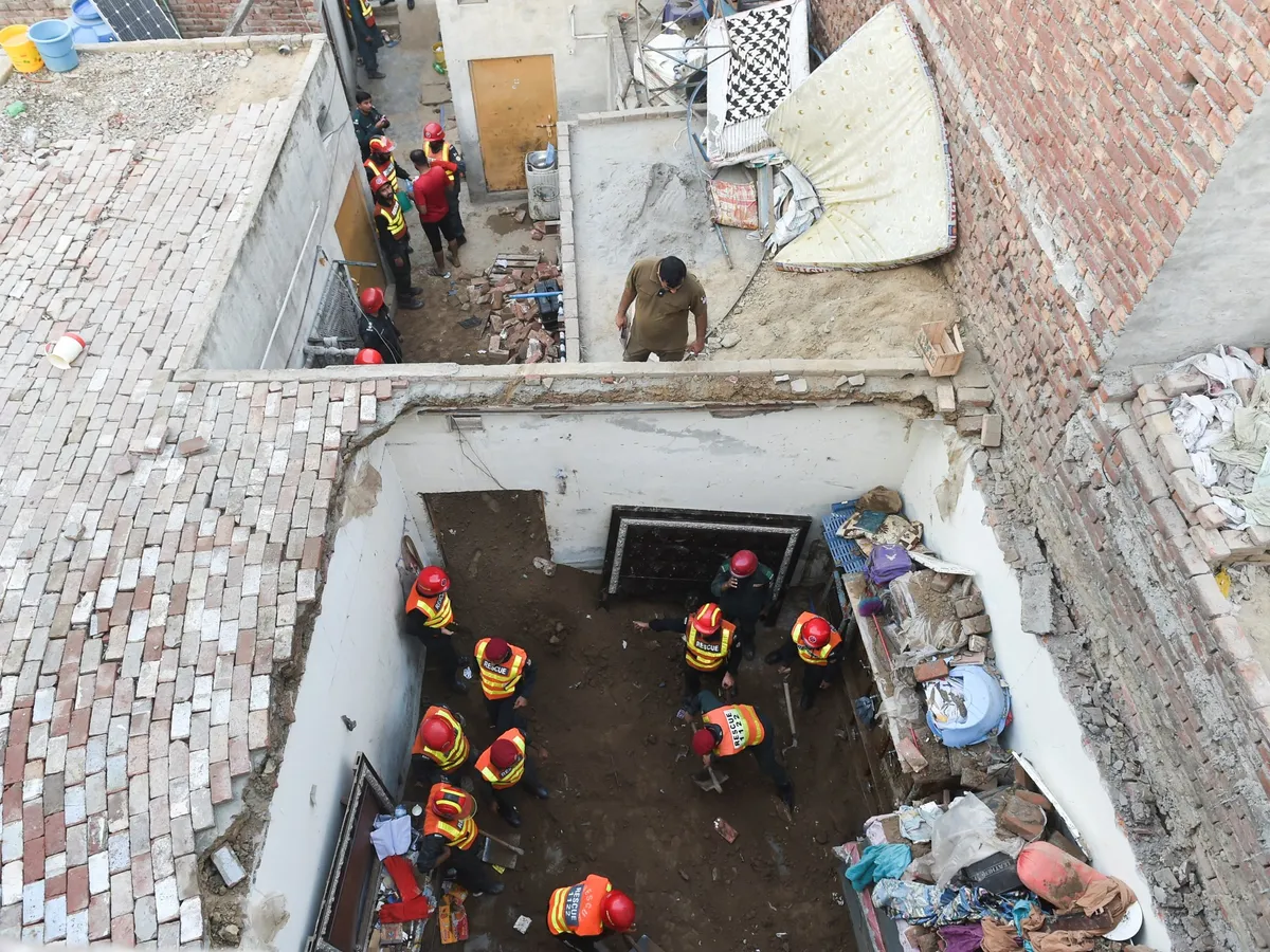 At least 14 children killed after roof of Pakistan tuition centre collapses