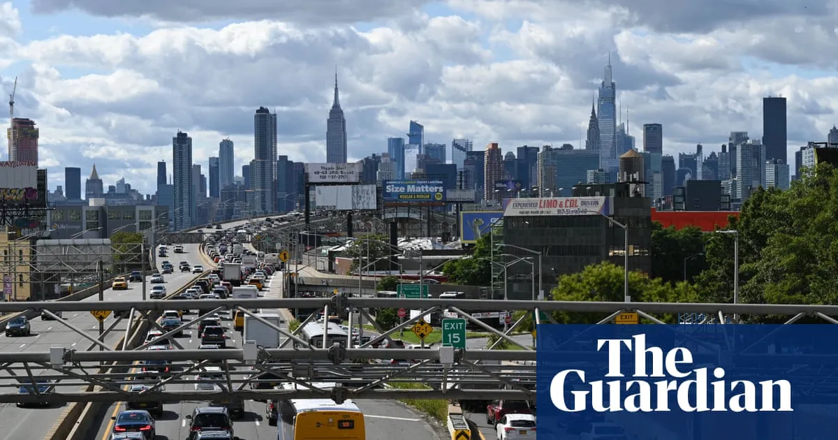 New York: two killed and 20 injured in Long Island Expressway crash