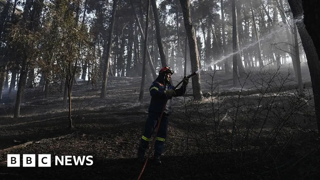 Firefighters struggle to contain deadly Greek wildfire