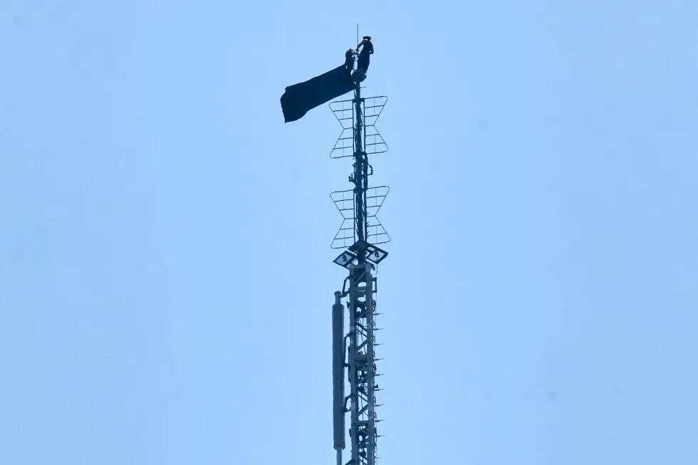 2 people hang banner about ‘the power of love’ on Empire State Building antenna