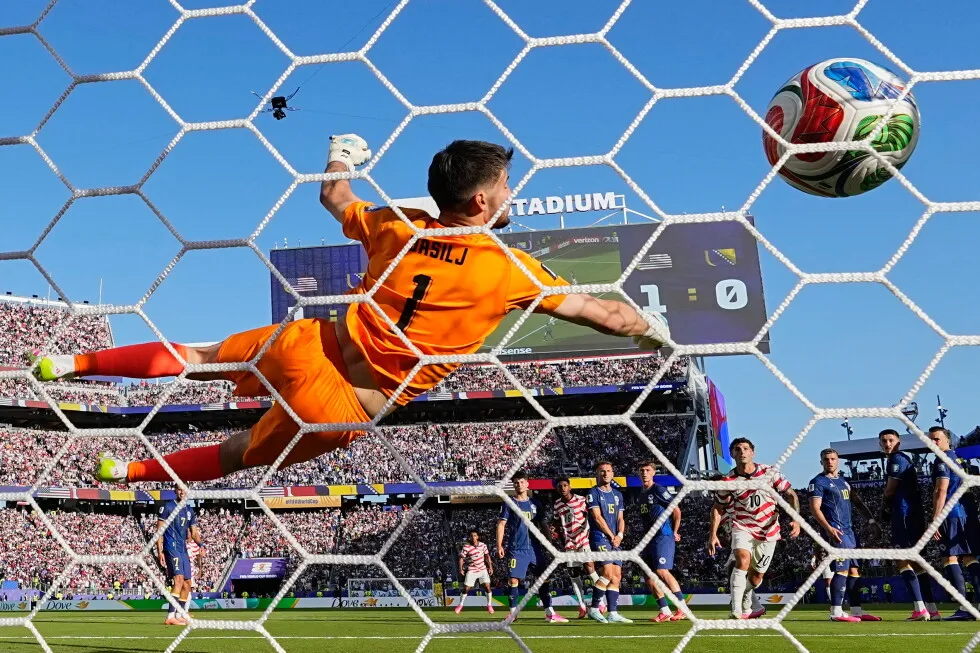 U.S. beats Bosnia-Herzegovina 2-0 to advance to round of 16 and keep its World Cup dreams alive