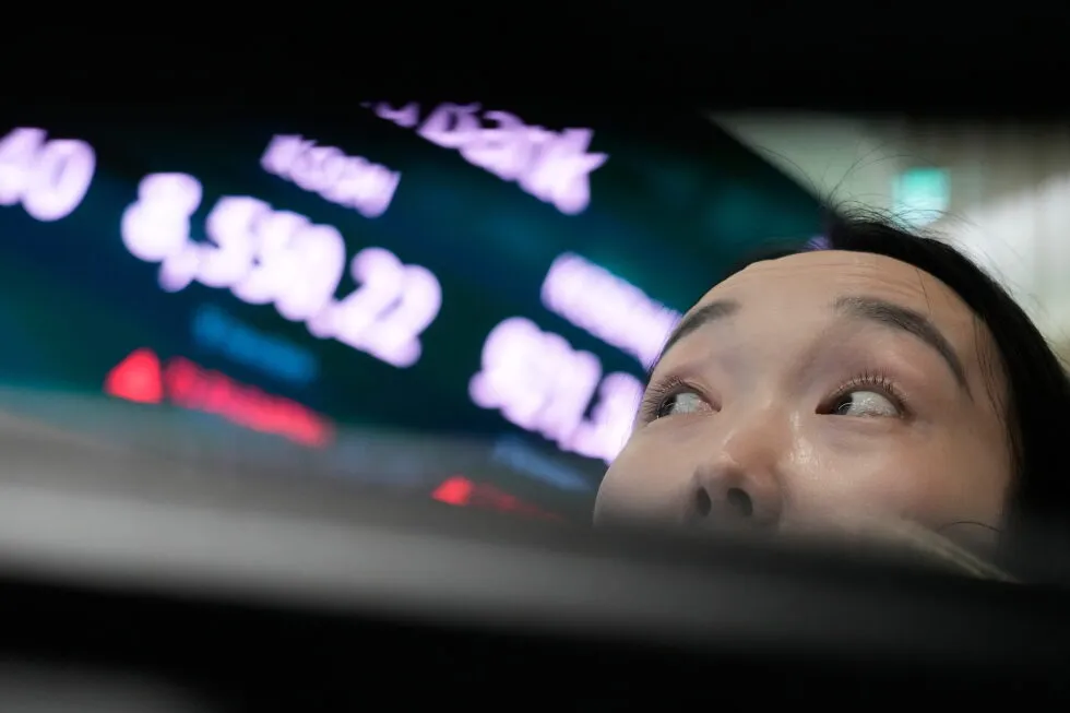 Asian stocks mostly decline on a sell-off of chip shares