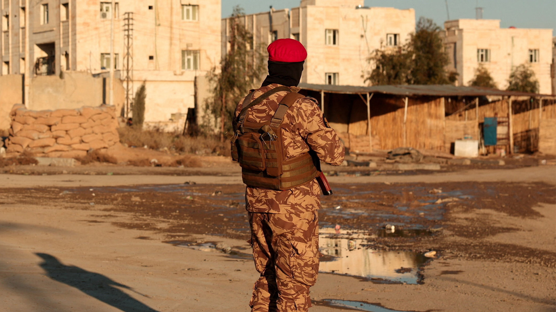 Manhunt for ISIL prisoners in Syria after fighting near jails