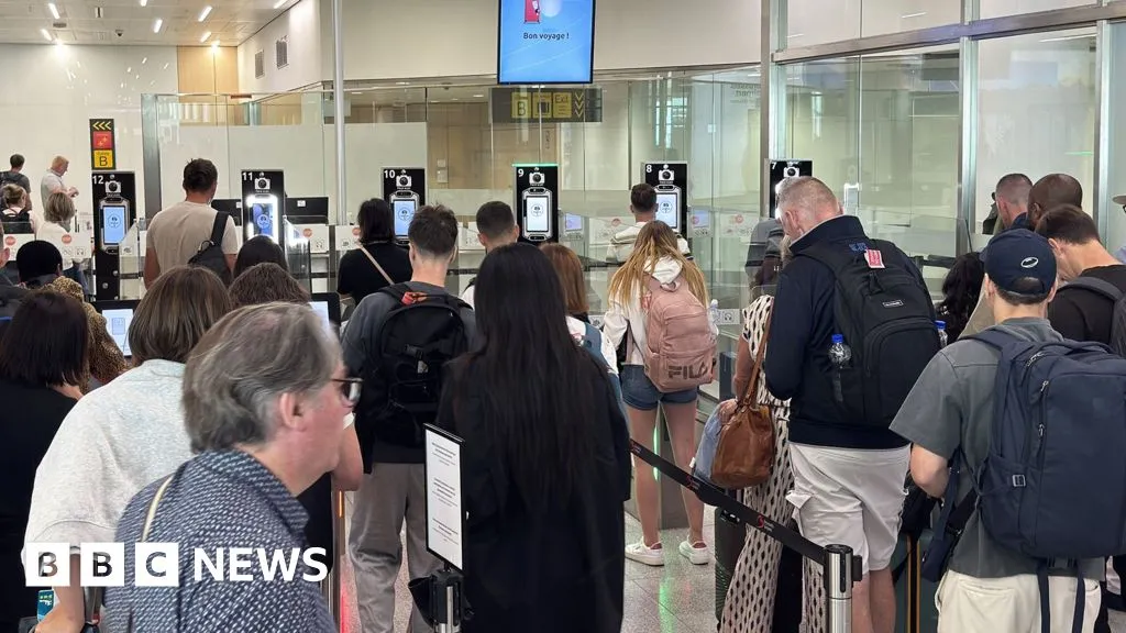 EU border delays 'not bearable' over summer, warns airport boss