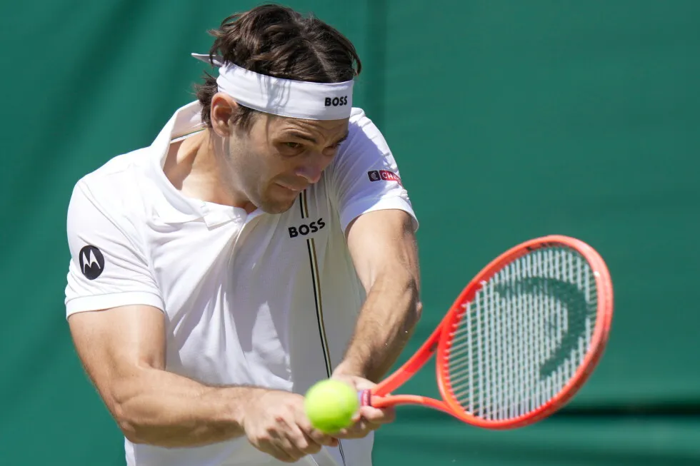 Taylor Fritz wins match and style points at Wimbledon. De Minaur also advances
