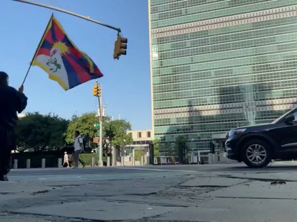 Man holding Tibetan flag dies after setting himself on fire outside UN