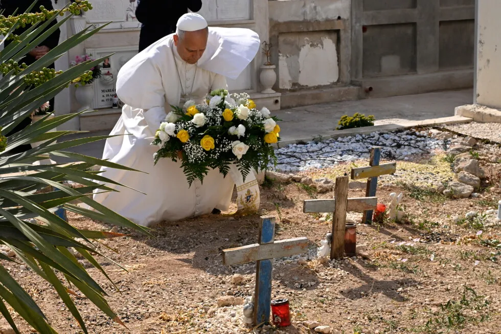 Pope marks July 4 by praying in Lampedusa for migrants who died seeking freedom and prosperity