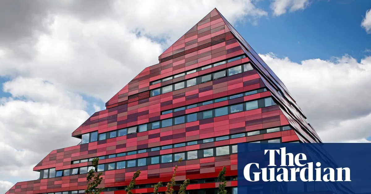 Cutting language courses puts social mobility at risk, say UK experts