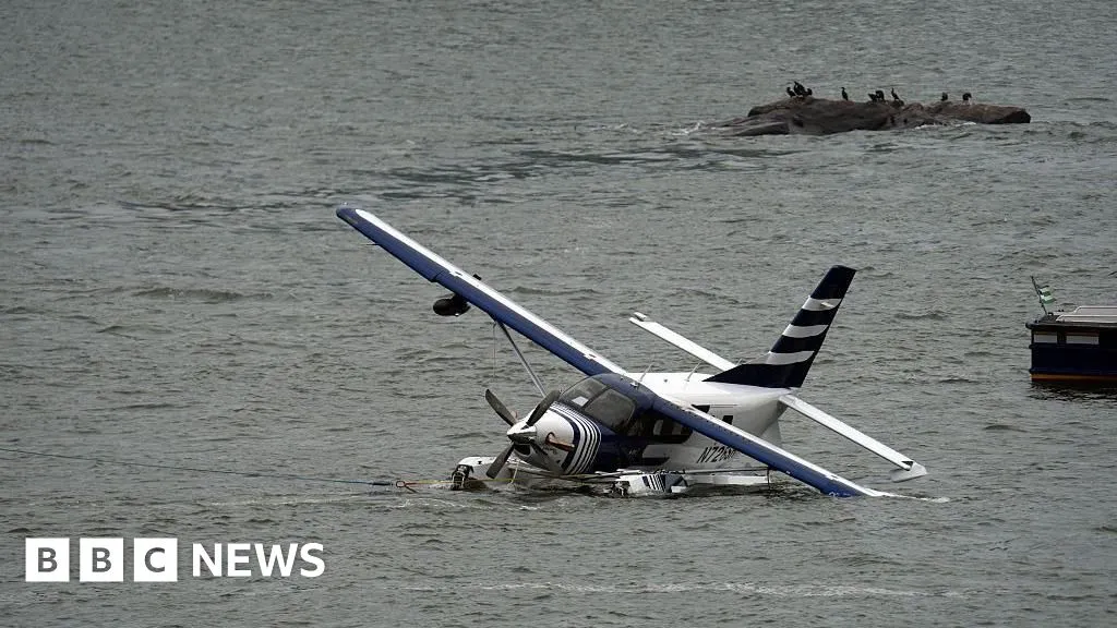 Eight rescued from seaplane that made 'hard landing' in Manhattan river