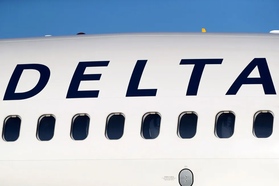 Delta pilot reports a close encounter with a July Fourth firework before landing in Chicago