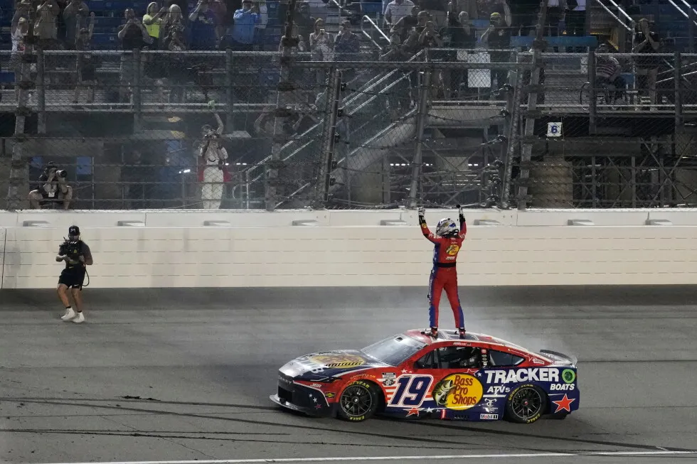 Briscoe holds off Bell in NASCAR’s return to Chicagoland Speedway