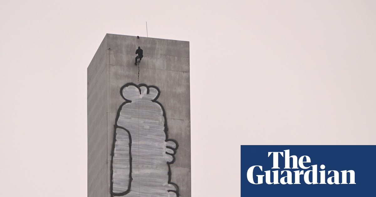 Melbourne police in standoff with graffiti artist perched above Pam the Bird tag on Bolte Bridge tower