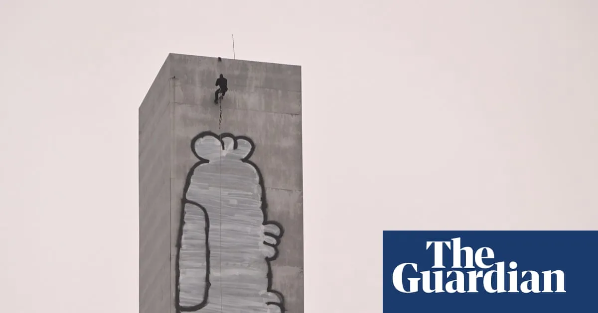 Melbourne police in standoff with graffiti artist perched above Pam the Bird tag on Bolte Bridge tower