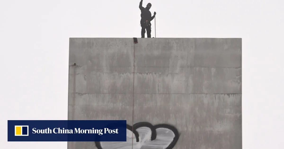 Vandal demands peanut butter sandwich to end Australian bridge stand-off