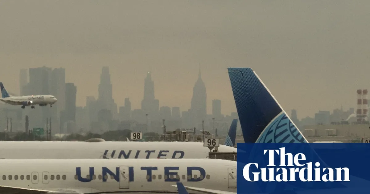 United Airlines must face lawsuit over 'window seats' that lack windows