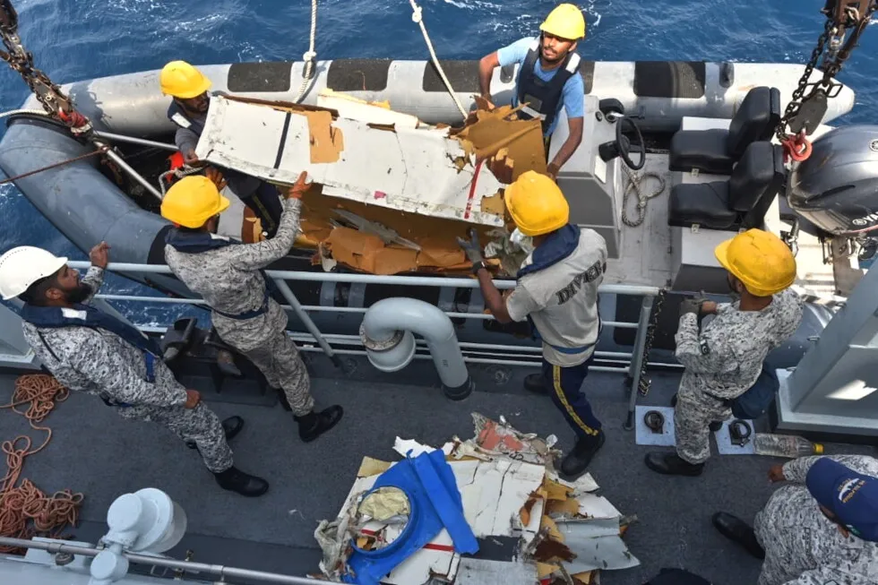 Pakistani rescuers battle rough seas on 2nd day of search for cargo plane crew