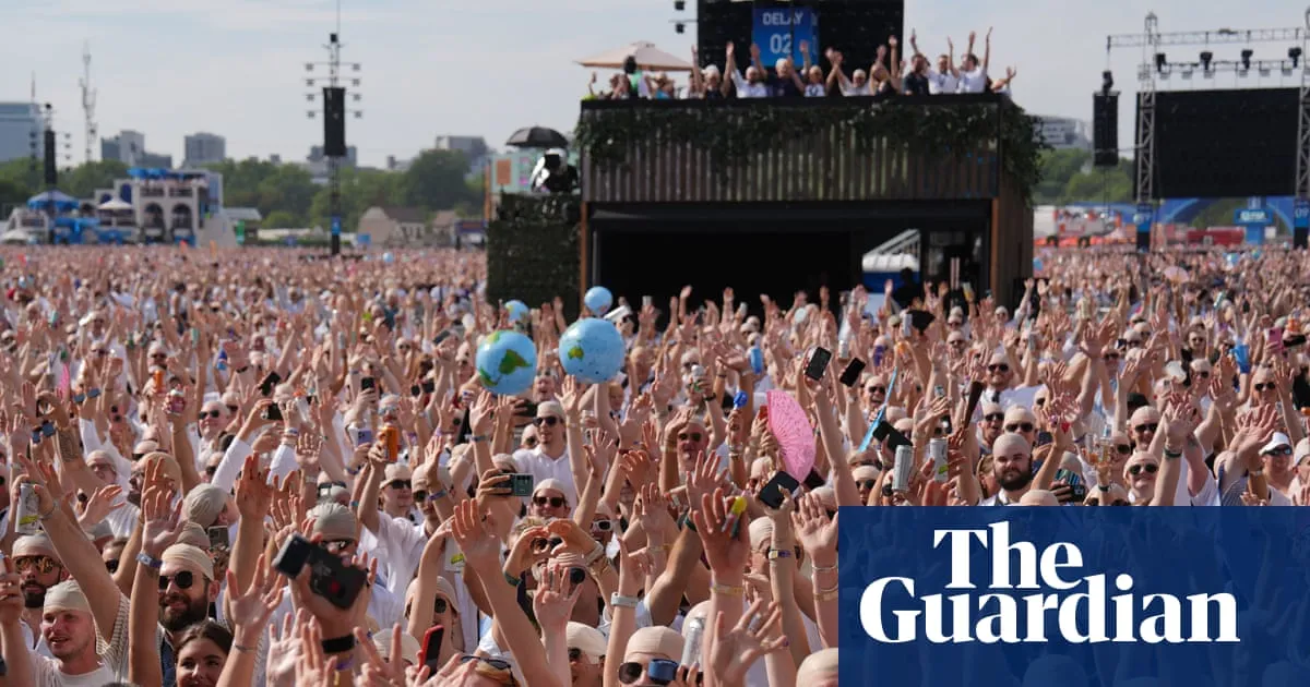 Rapper Pitbull and fans set ‘bald cap’ Guinness World Record at London show