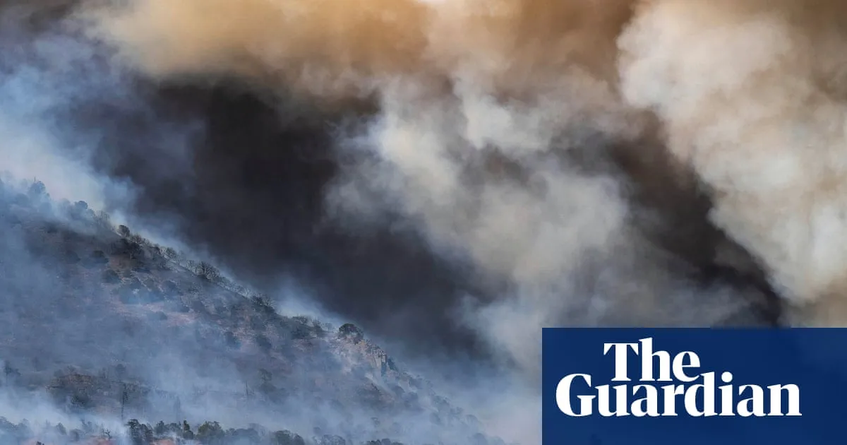 Pilot fighting Colorado wildfire dies as plane crashes into reservoir