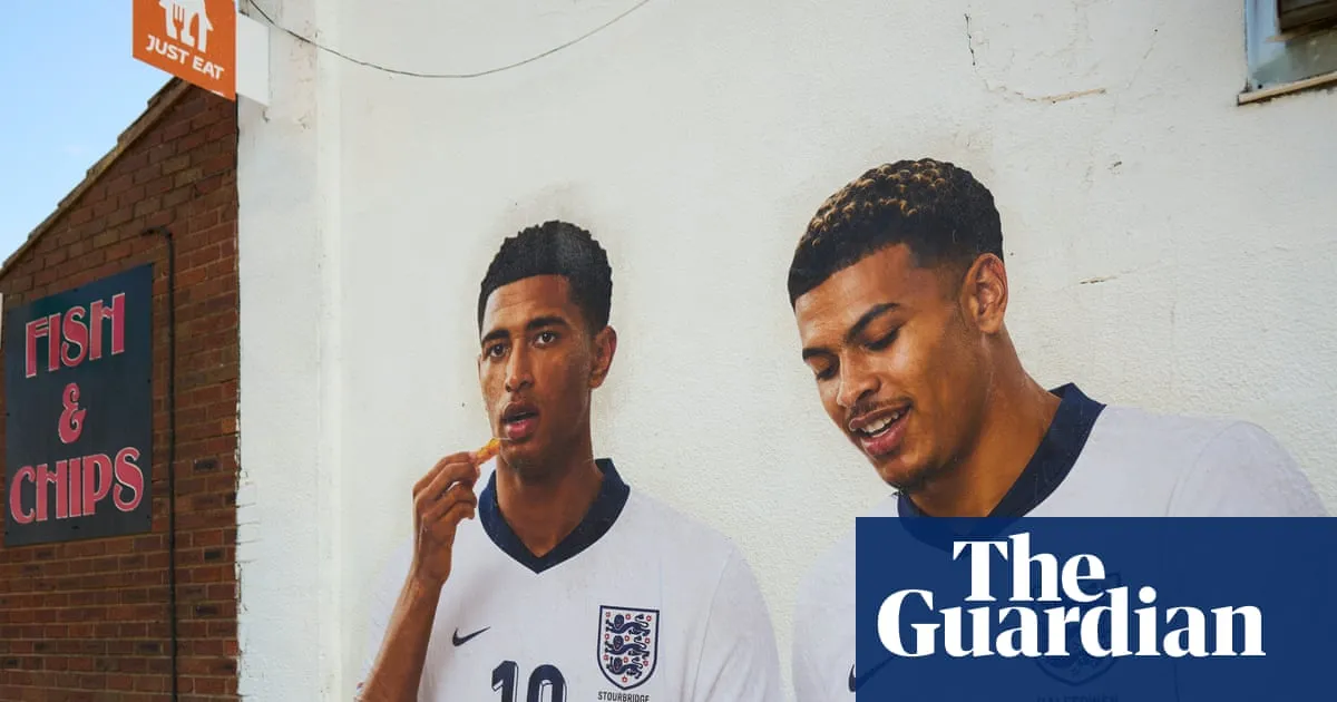 ‘They’re local lads’: artist puts mural of Bellingham and Rogers on chip shop