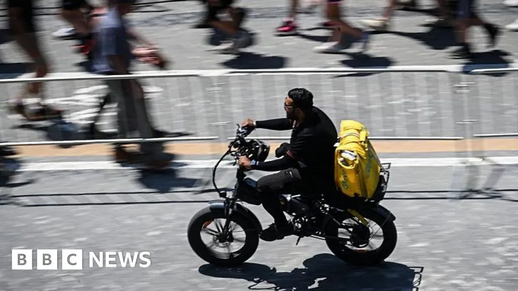 Heatwave prompts Italy's delivery riders to strike for extra rights