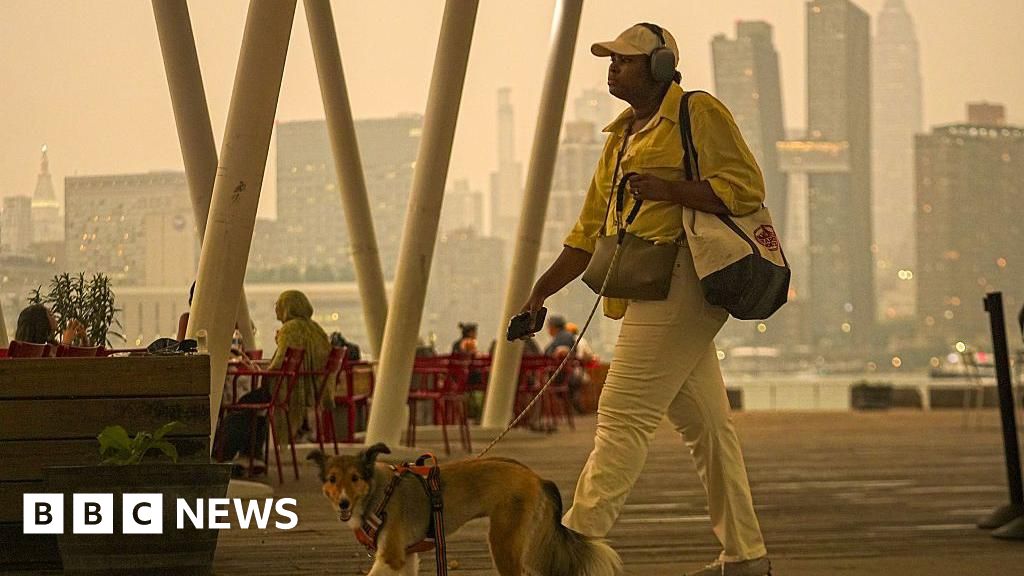 More than 800 Canadian wildfires burning as air quality alerts extend to US