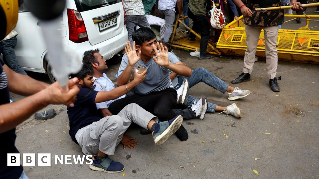Why are thousands of people protesting in Delhi?