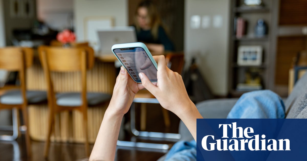 Lords put pressure on Starmer with vote to ban social media for under-16s