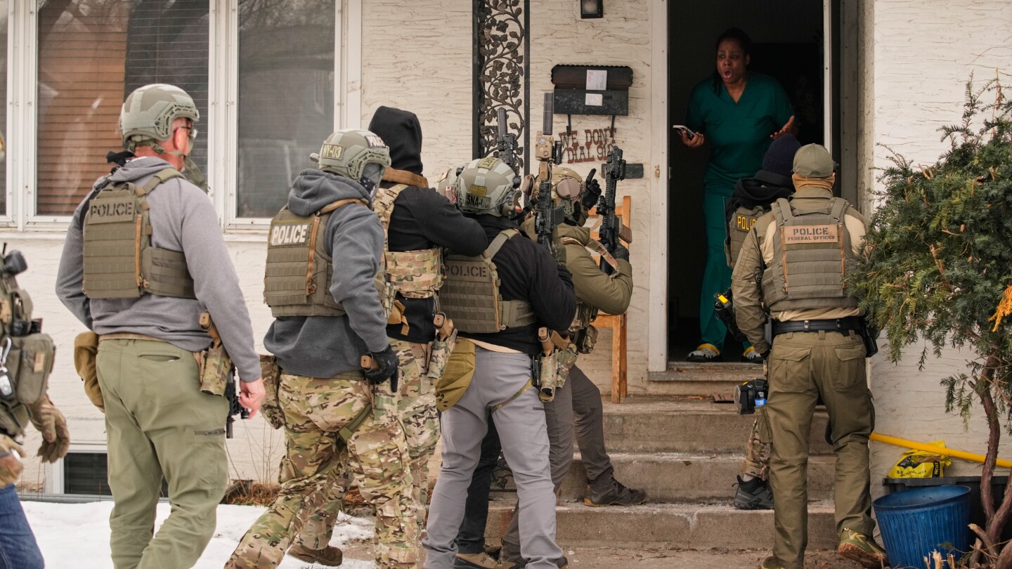 Immigration officers assert sweeping power to enter homes without a judge’s warrant, memo says