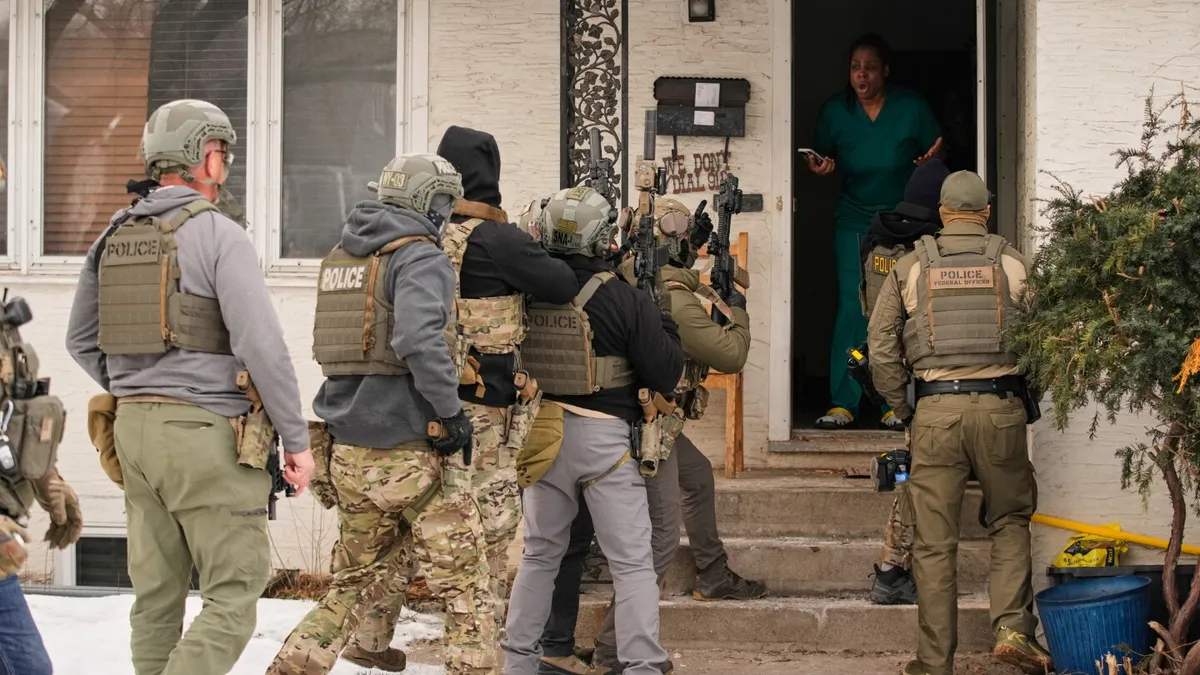 Immigration officers assert sweeping power to enter homes without a judge’s warrant, memo says