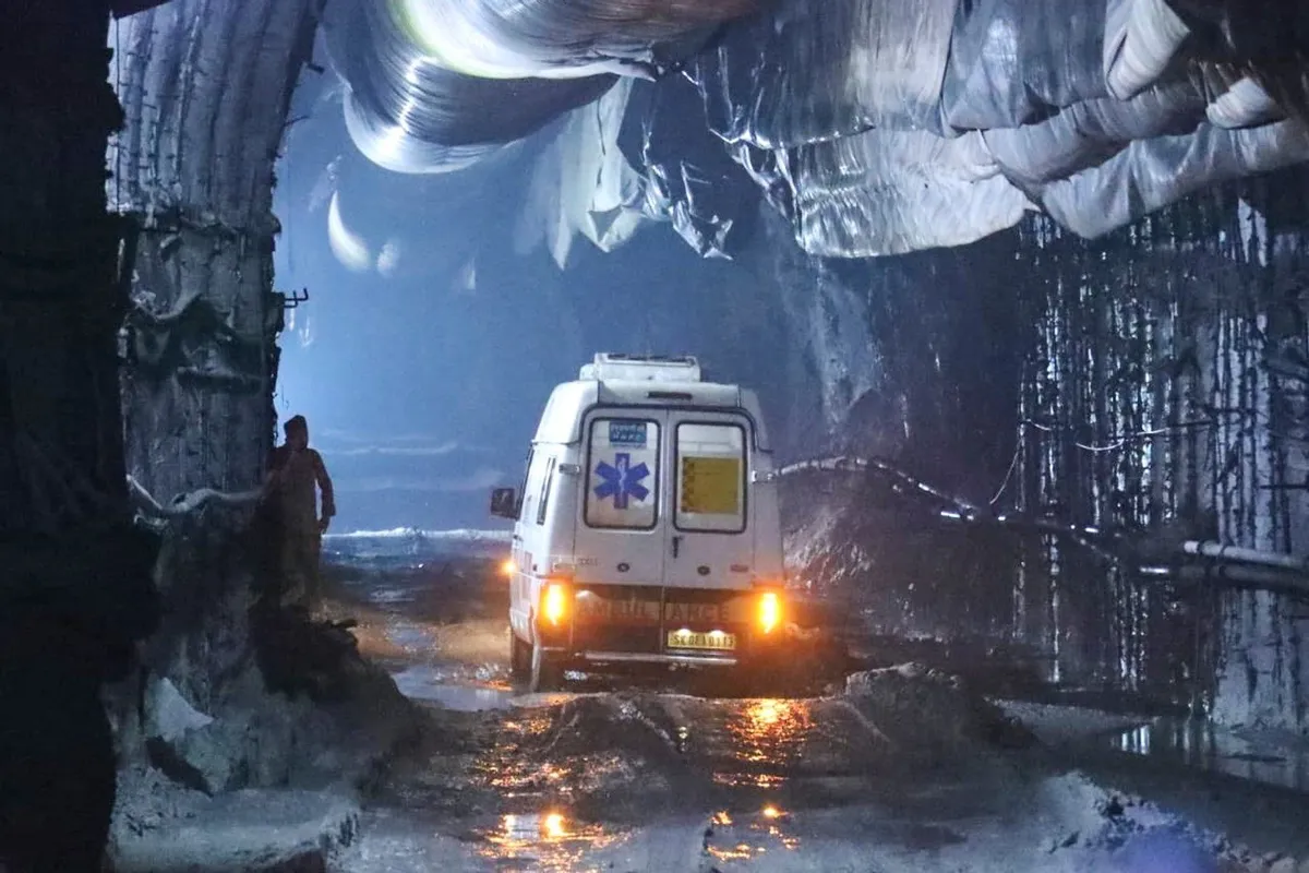 India tunnel collapse kills 10 as toxic gases hamper rescue