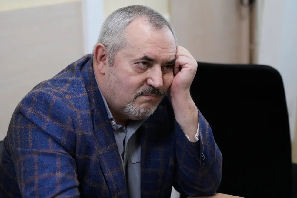 A Putin critic is convicted on charges that will keep him from campaigning for Russia’s parliament