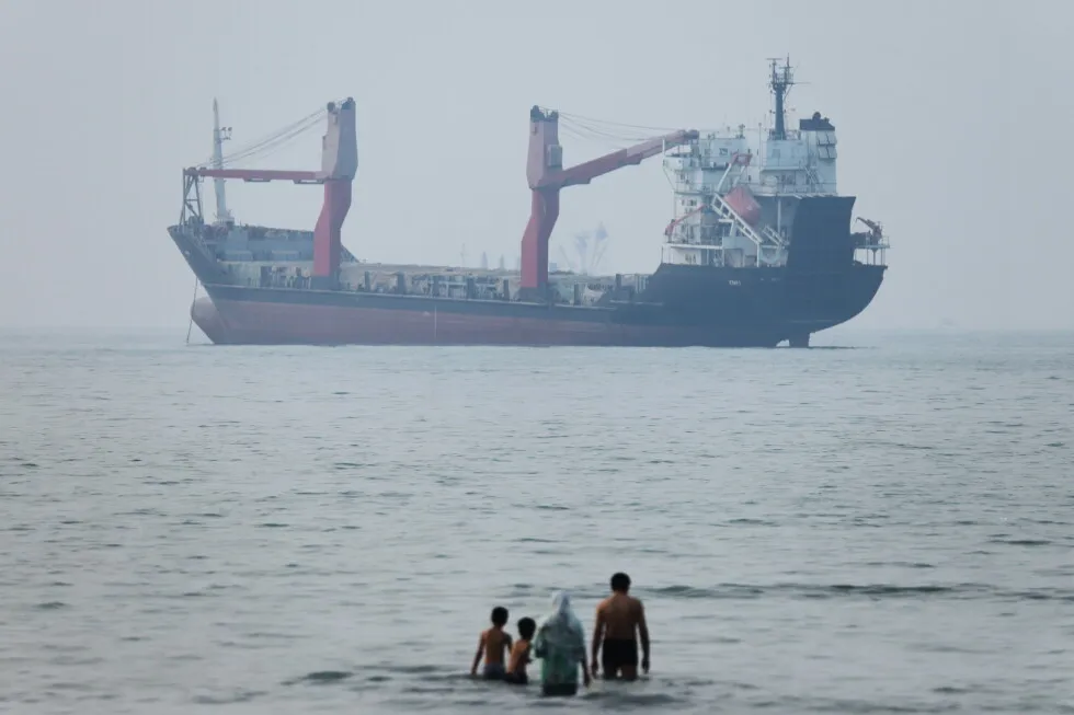 US strikes Iran and Bahrain warns of incoming fire as clashes over shipping routes escalate