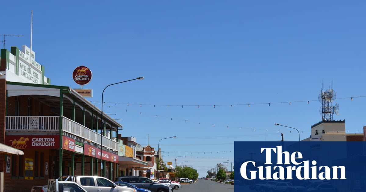 Three people dead after shooting in NSW town as police urge locals to stay inside