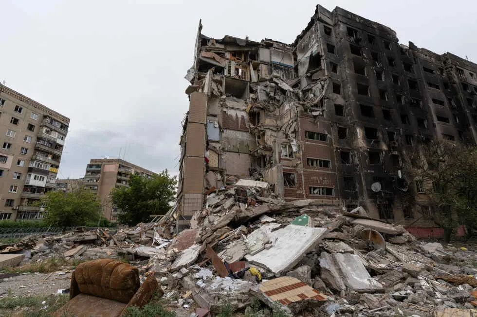 2 dead in Ukraine from Russian attacks, 4 more in Russian-held area hit by Ukrainian drones