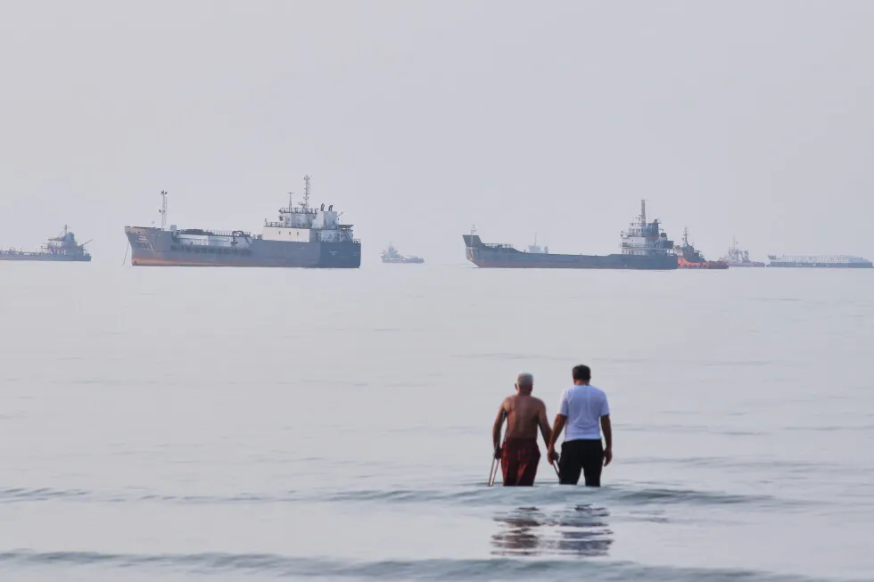 US pauses attacks on Iran for a second straight day and Tehran pauses, too