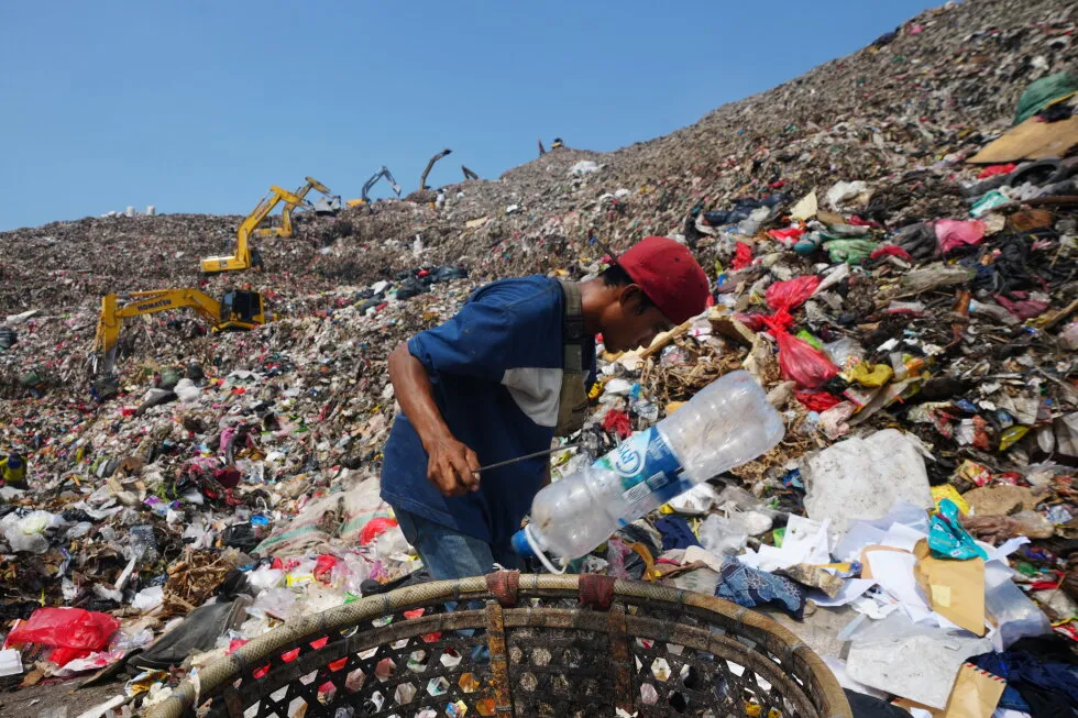 As Indonesia cuts methane emissions, life atop a mountain of garbage begins to change