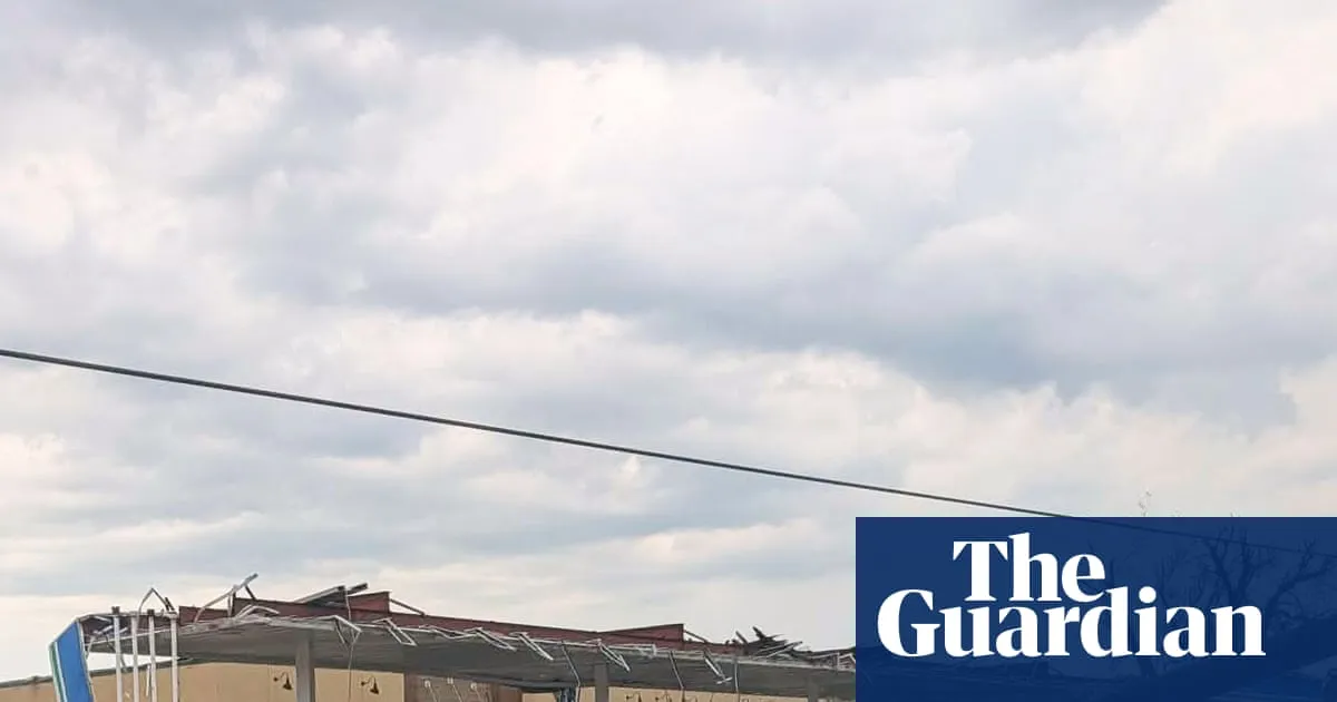Wisconsin tornado causes extensive damage and cuts power to thousands