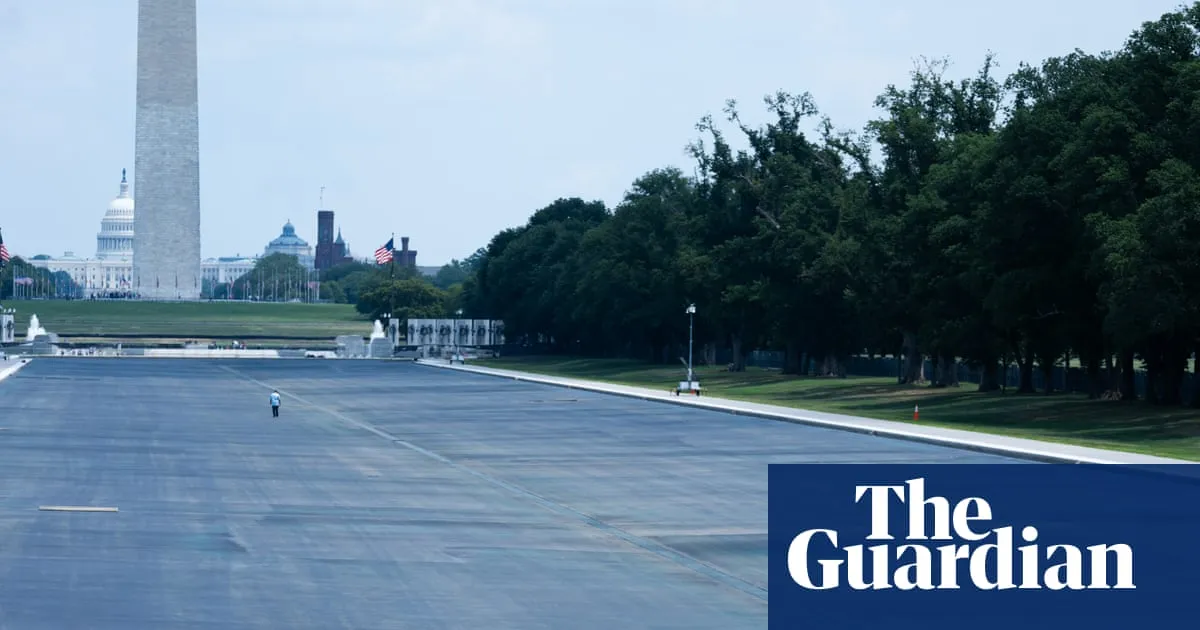 Witness says Lincoln Memorial pool was damaged before alleged vandalism