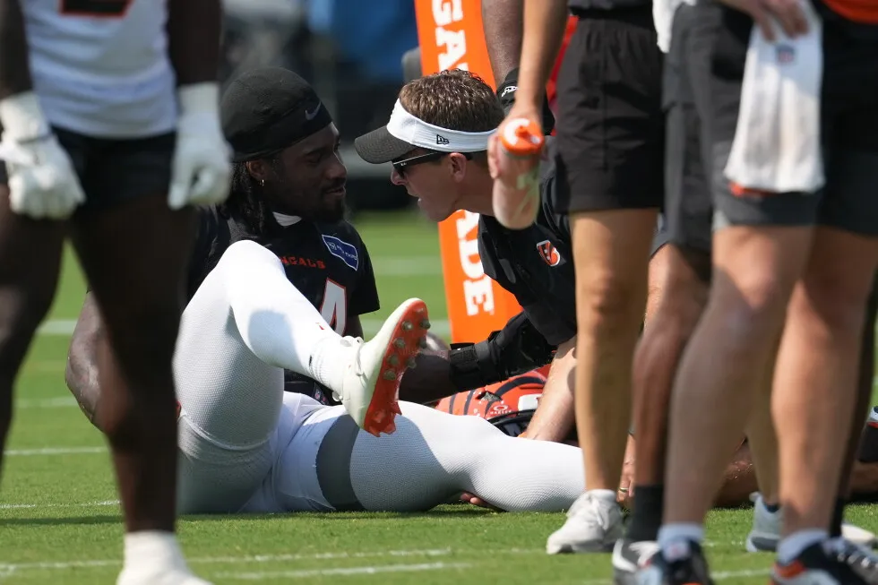 Bengals DE Shemar Stewart to miss several weeks because of hyperextended left knee
