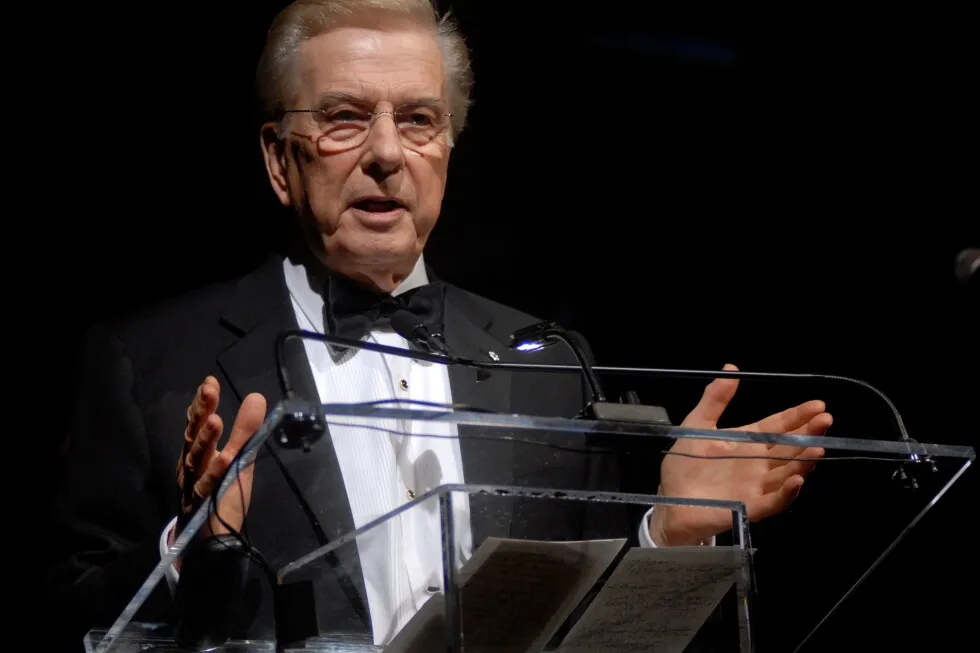 Lloyd Robertson, longtime anchor of Canada’s top TV newscast, dies at 92